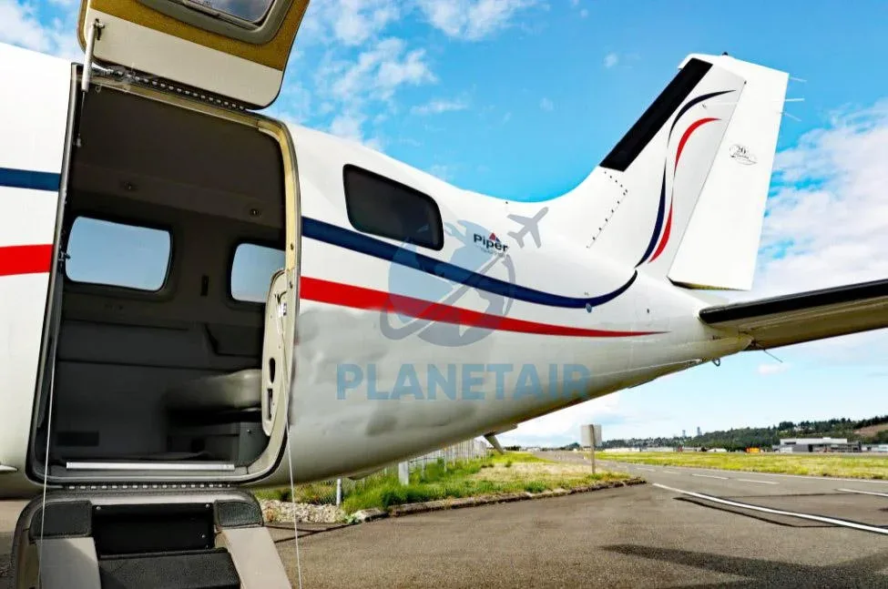 Exterior view of a 2004 Piper JETPROP DLX PA-46.