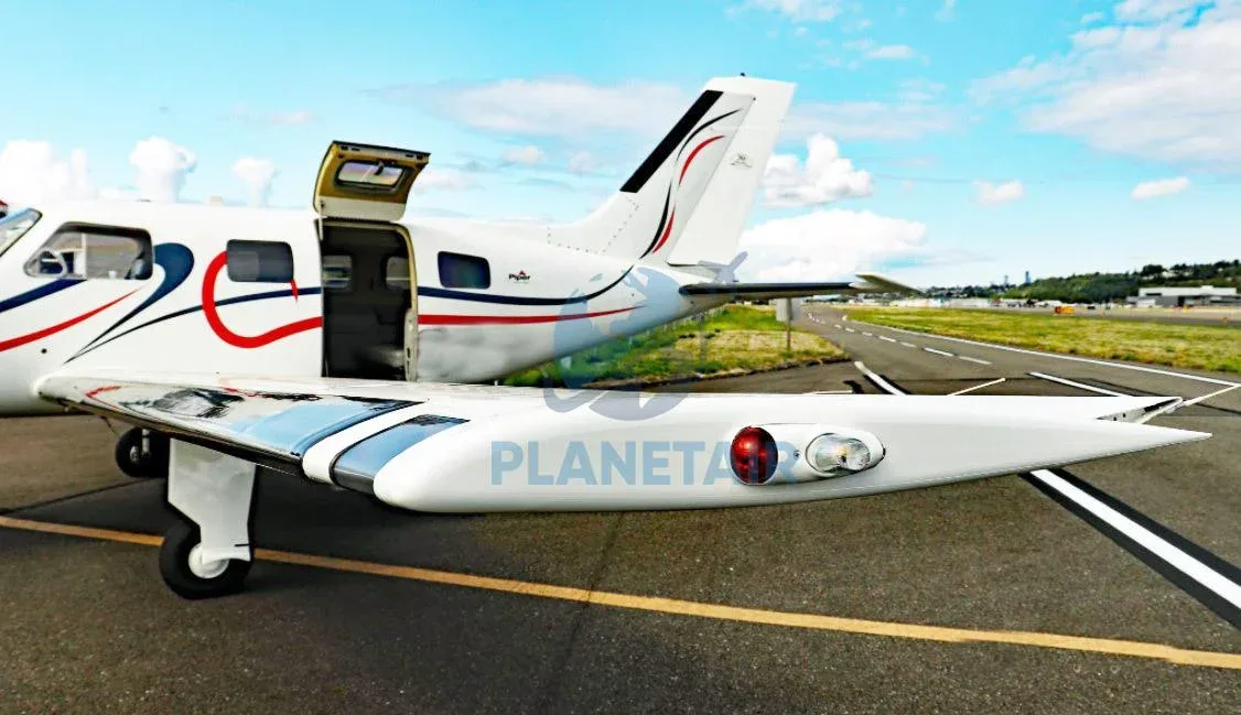 Exterior view of a 2004 Piper JETPROP DLX PA-46.
