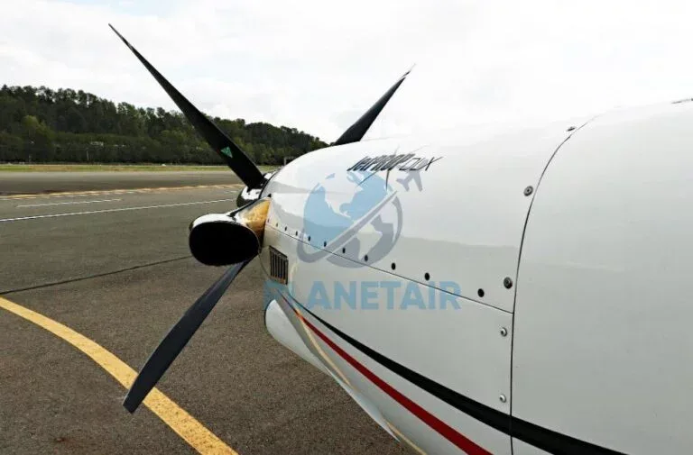 Exterior view of a 2004 Piper JETPROP DLX PA-46.