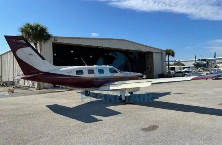 Exterior view of a 2005 Piper JETPROP DLX PA-46.