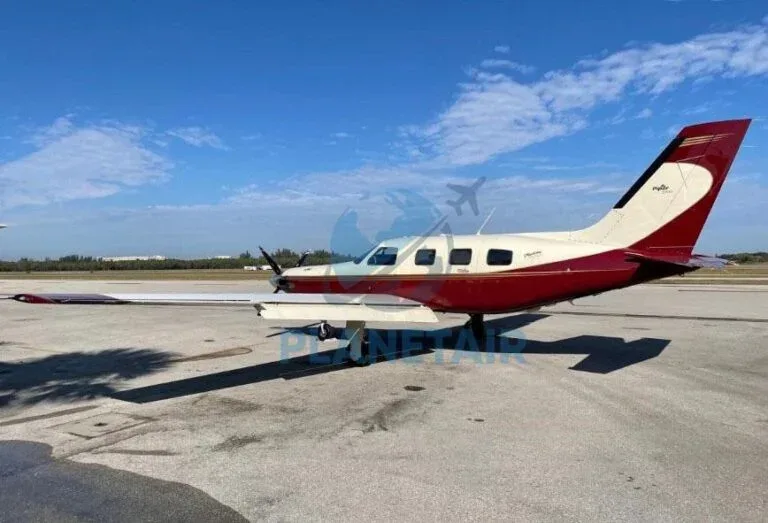 Exterior view of a 2005 Piper JETPROP DLX PA-46.