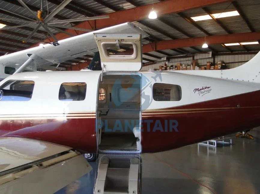 Exterior view of a 2005 Piper JETPROP DLX PA-46.