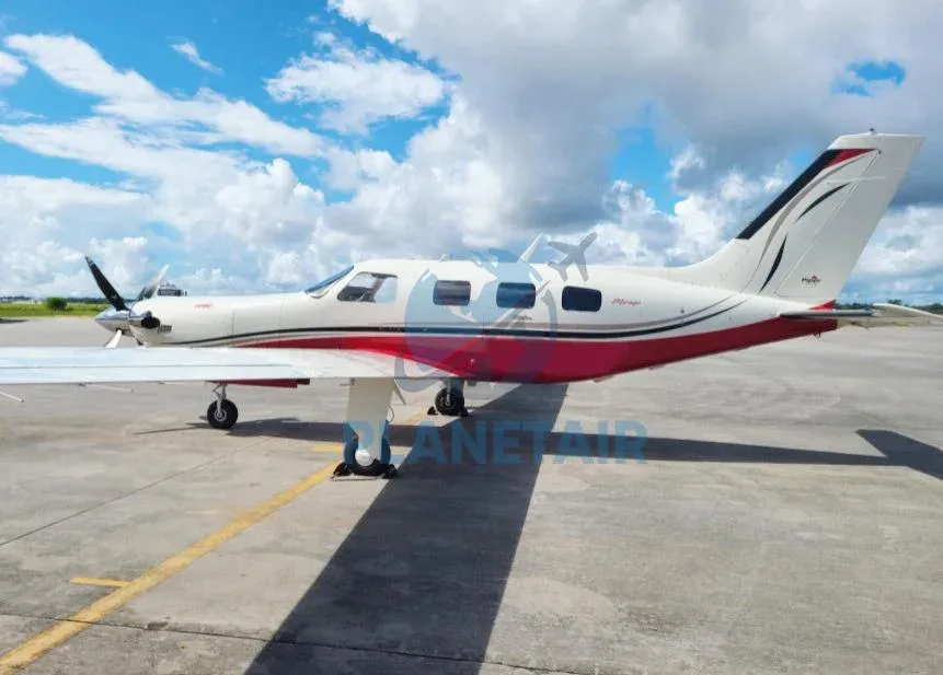 Exterior view of a 2006 Piper JETPROP DLX PA-46.