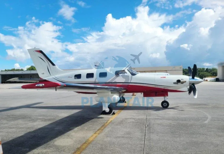 Exterior view of a 2006 Piper JETPROP DLX PA-46.