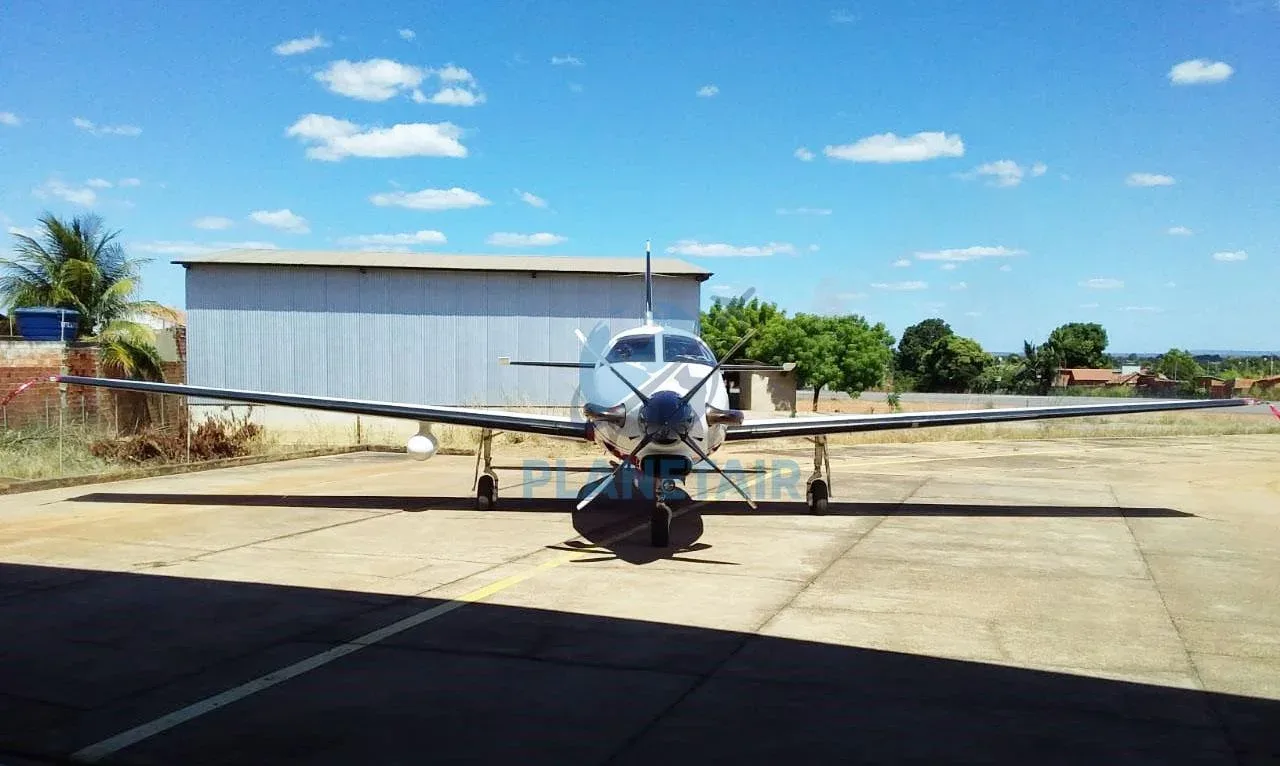 Exterior view of a 2008 Piper JETPROP DLX PA-46.