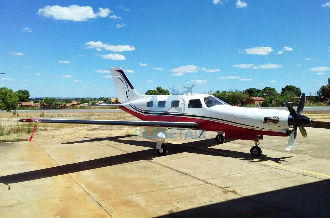 Exterior view of a 2008 Piper JETPROP DLX PA-46.