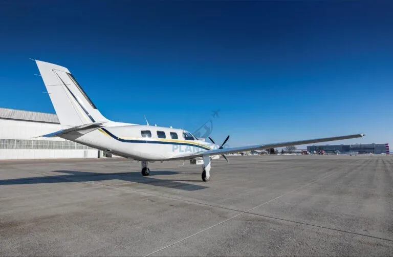 Exterior view of a 2008 Piper JETPROP DLX PA-46.