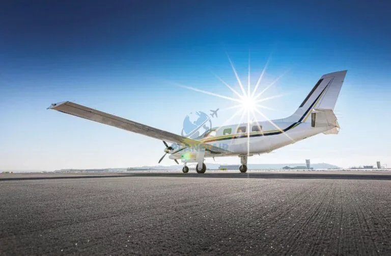 Exterior view of a 2008 Piper JETPROP DLX PA-46.