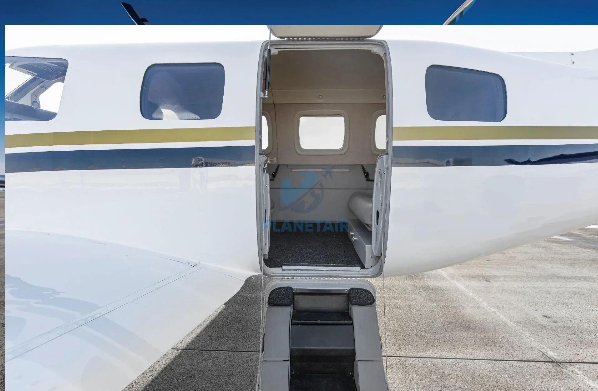 Exterior view of a 2008 Piper JETPROP DLX PA-46.