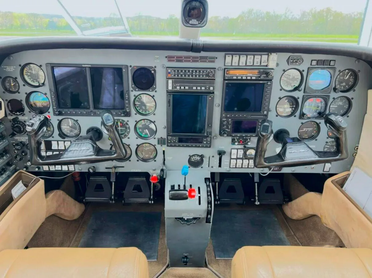 Cockpit and instrument panel of a 1985 Piper Malibu Mirage PA-46-350P.