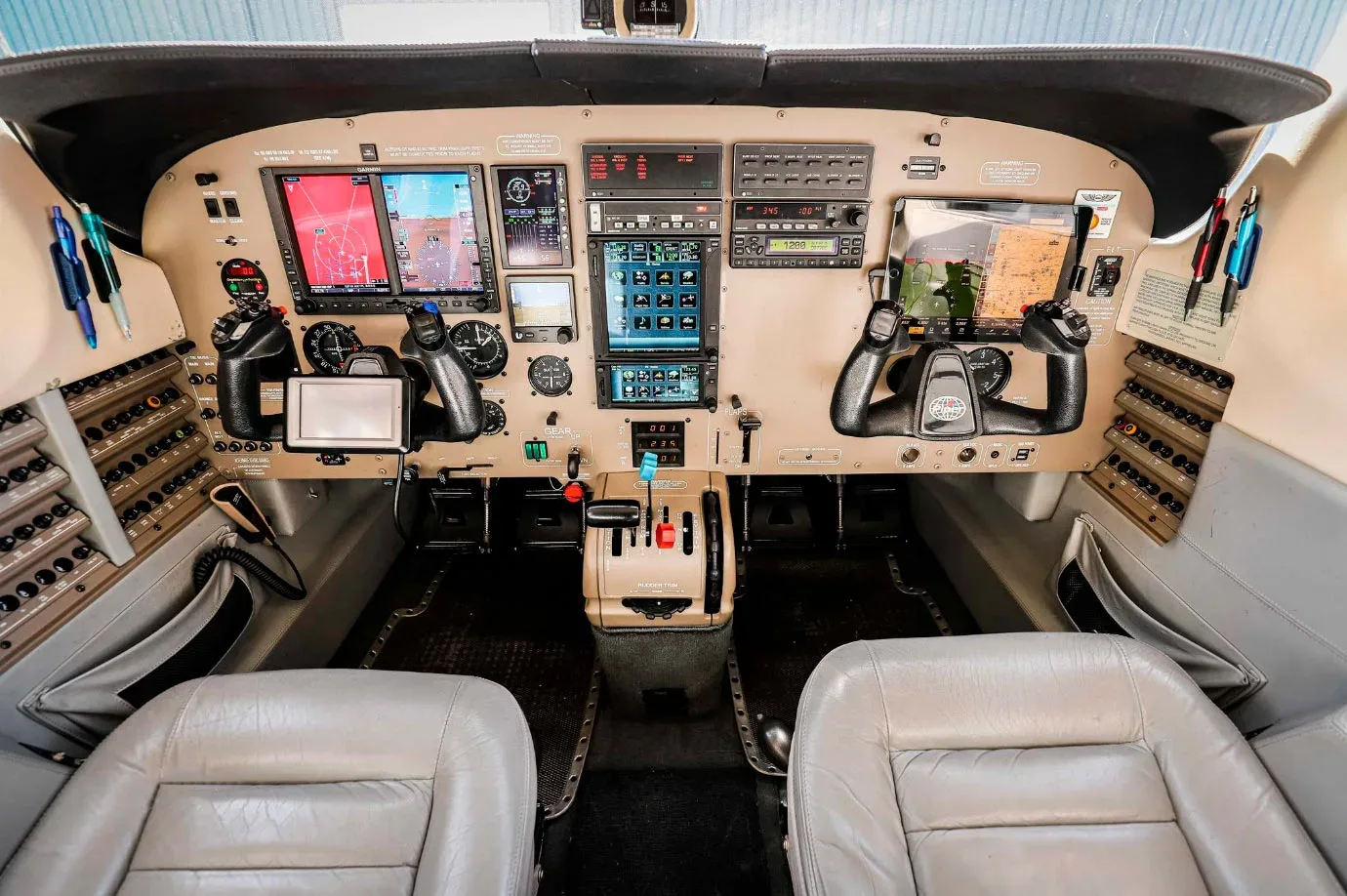 Cockpit and instrument panel of a 1998 Piper Malibu Mirage PA-46-350P.
