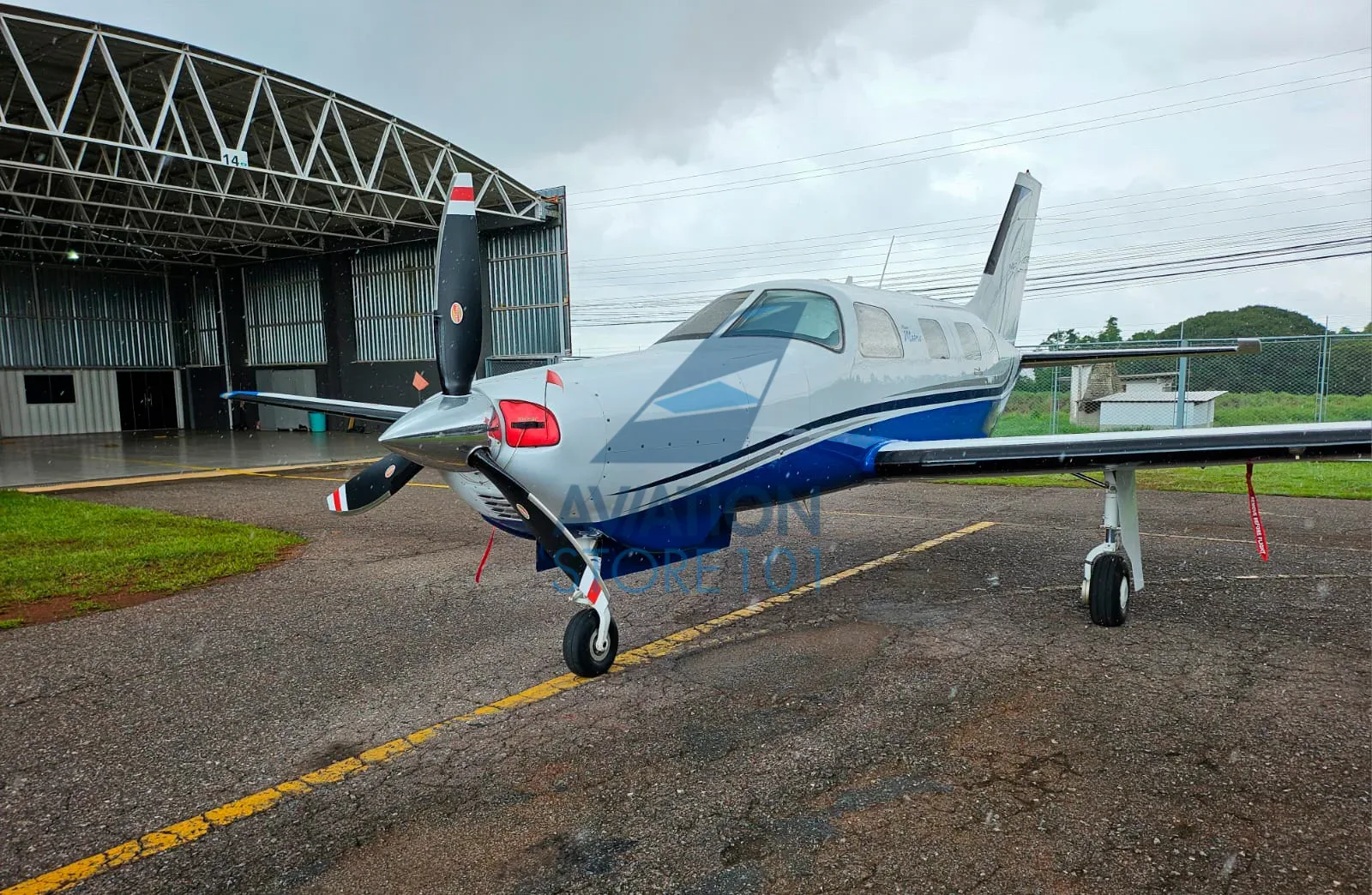 Exterior view of a 2010 Piper Malibu Mirage PA-46-350P.