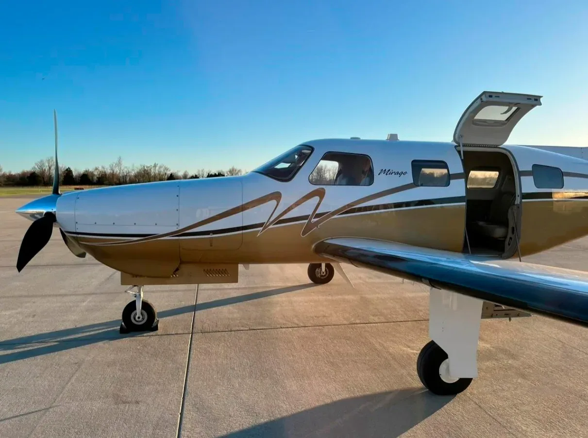 Exterior view of a 2010 Piper Malibu Mirage PA-46-350P.