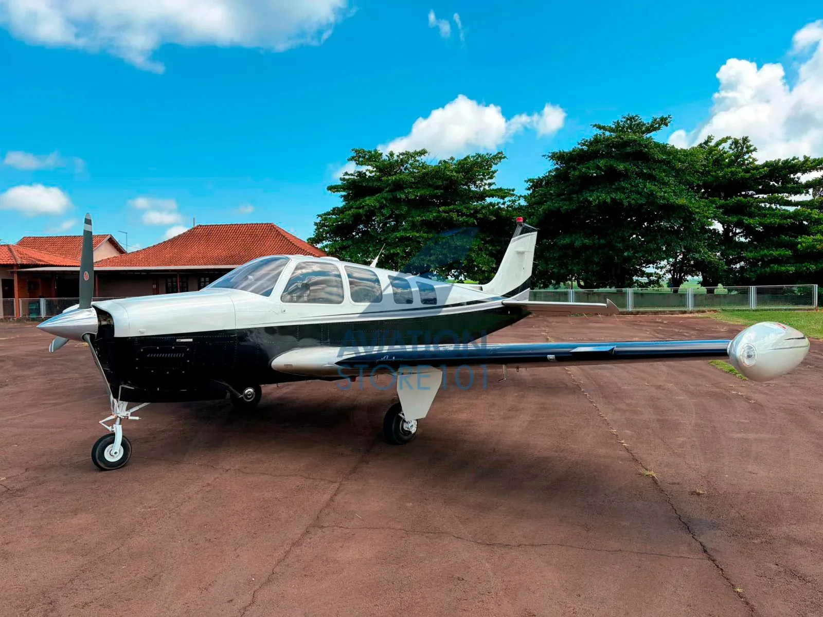 Exterior view of a 2009 Piper Matrix PA-46R-350T.