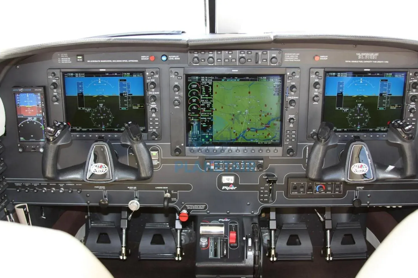 Avionics suite of a 2015 Piper MERIDIAN M500 PA-46-500TP.