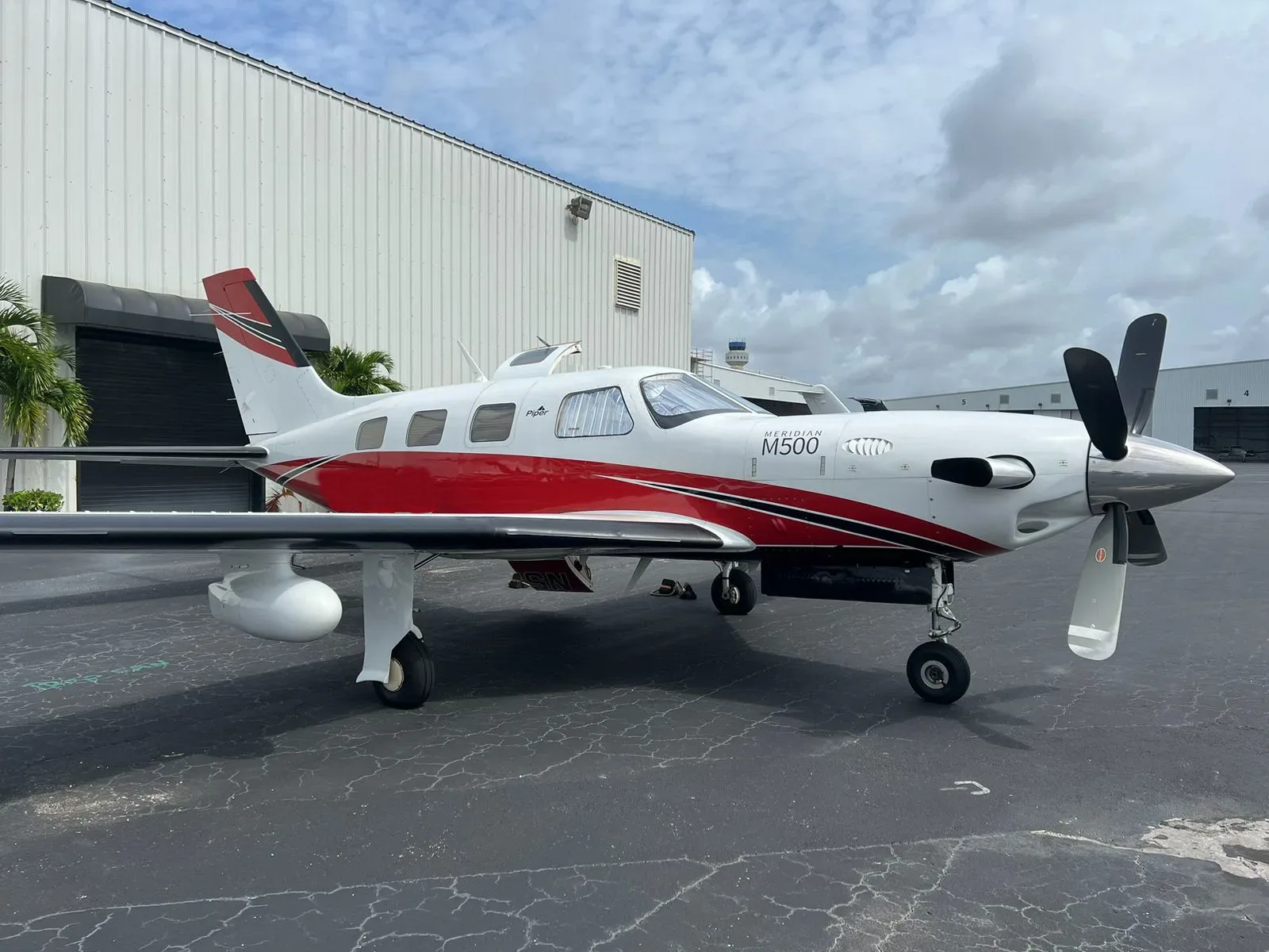 Exterior view of a 2015 Piper Meridian M500 PA-46-500TP.