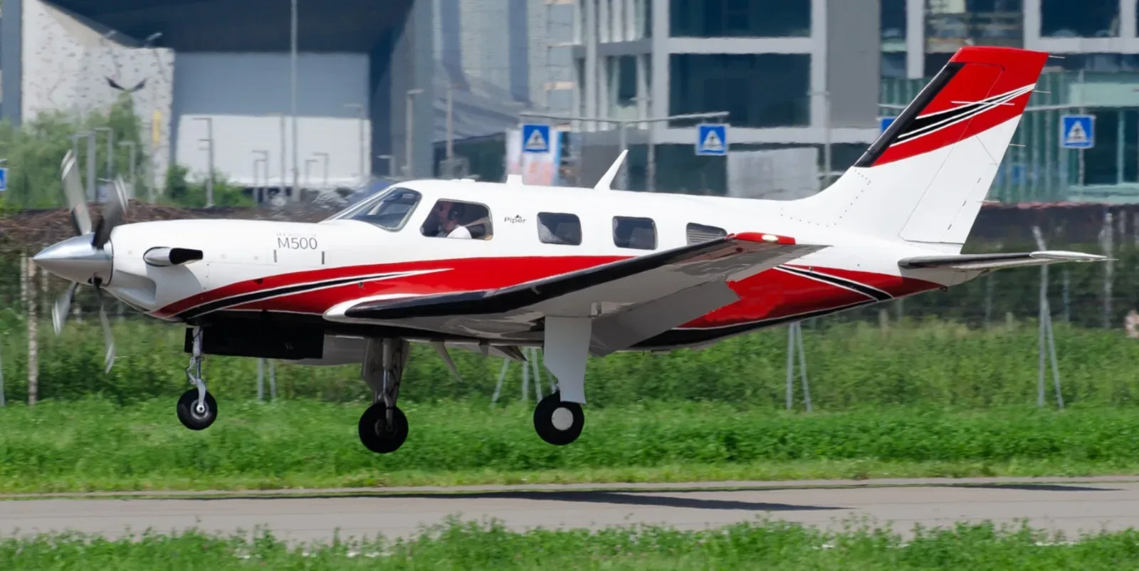 Exterior view of a 2015 Piper Meridian M500 PA-46-500TP.