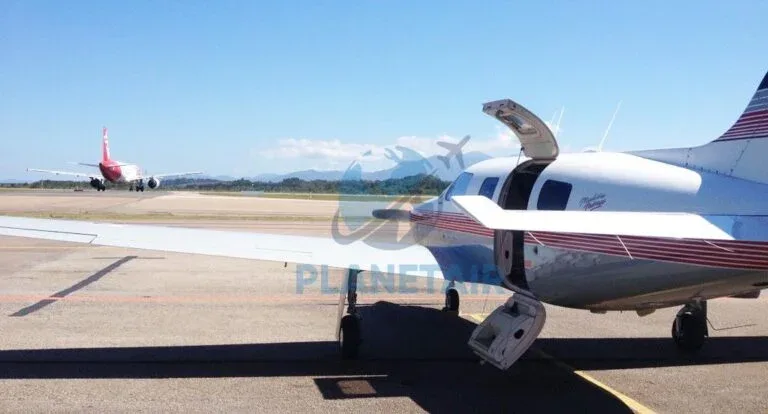 Exterior view of a 1992 Piper Mirage PA-46-350P.