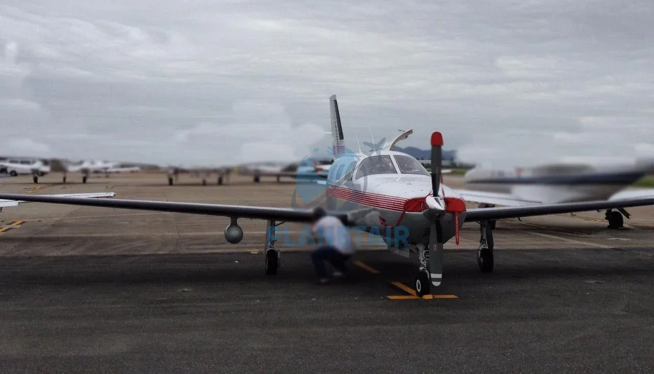 Exterior view of a 1992 Piper Mirage PA-46-350P.