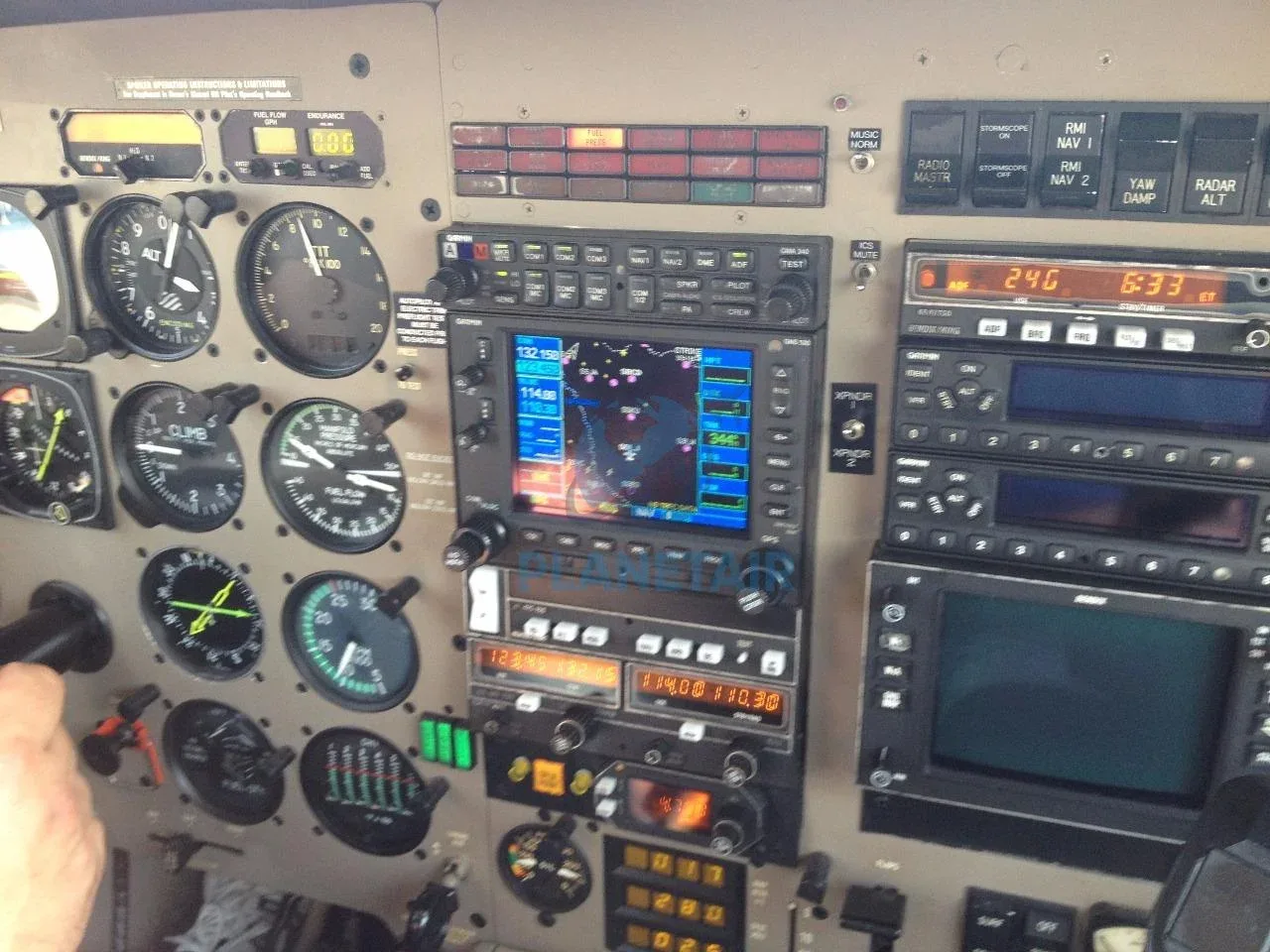 Cockpit and instrument panel of a 1992 Piper Mirage PA-46-350P.