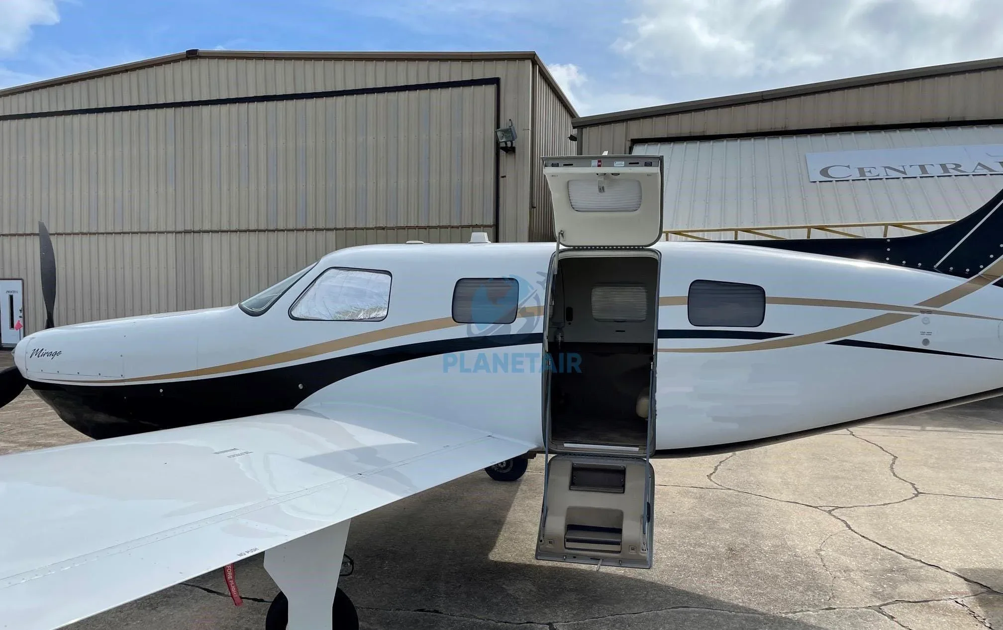 Exterior view of a 2010 Piper Malibu Mirage PA-46-350P.