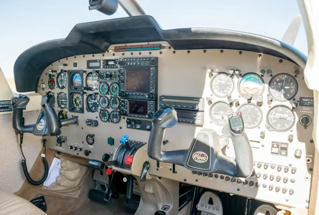 Cockpit and instrument panel of a 2003 Piper Saratoga II TC PA-32R-301T.