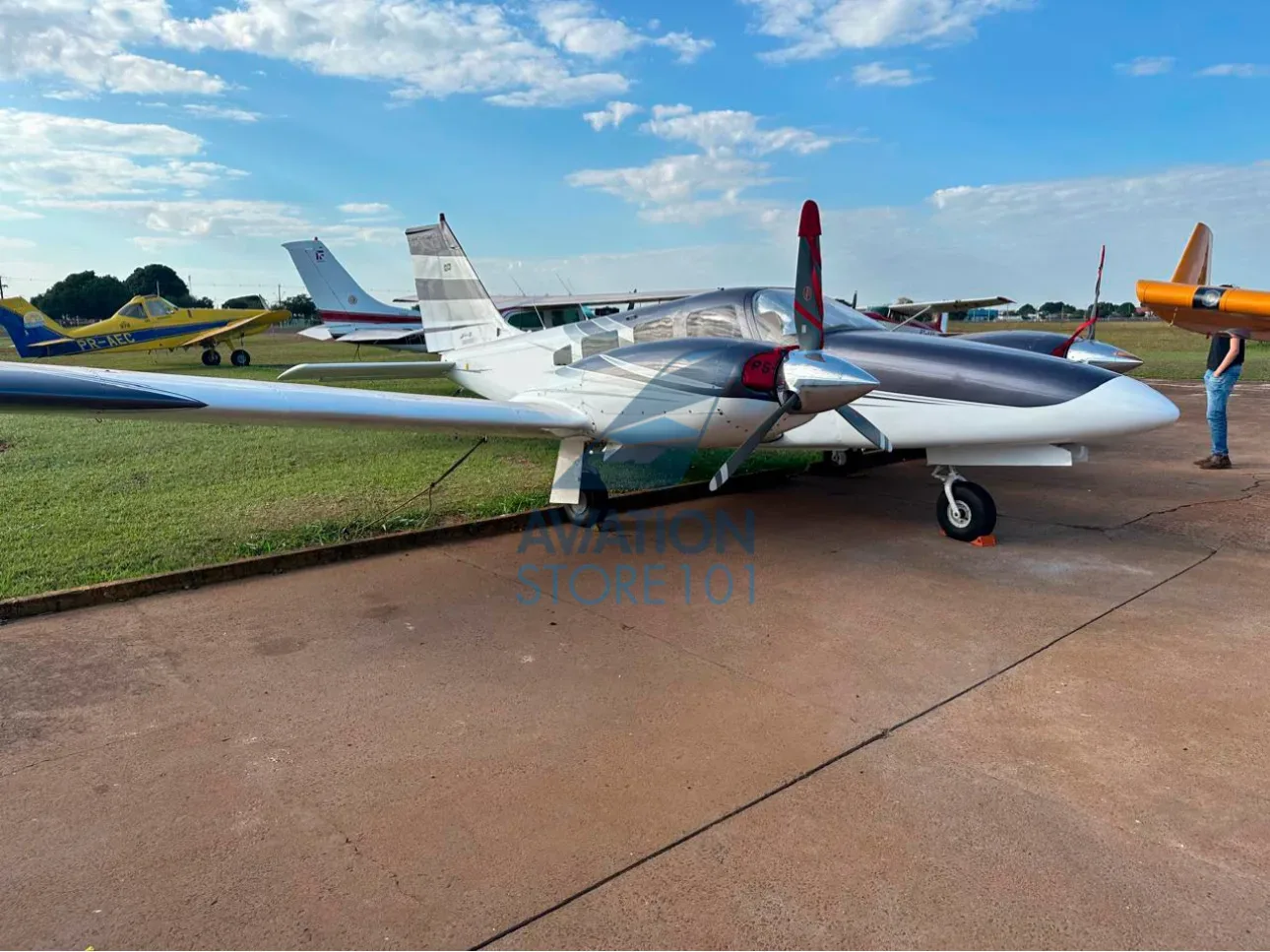 Exterior view of a 1981 Piper Seneca III PA-34-220T.