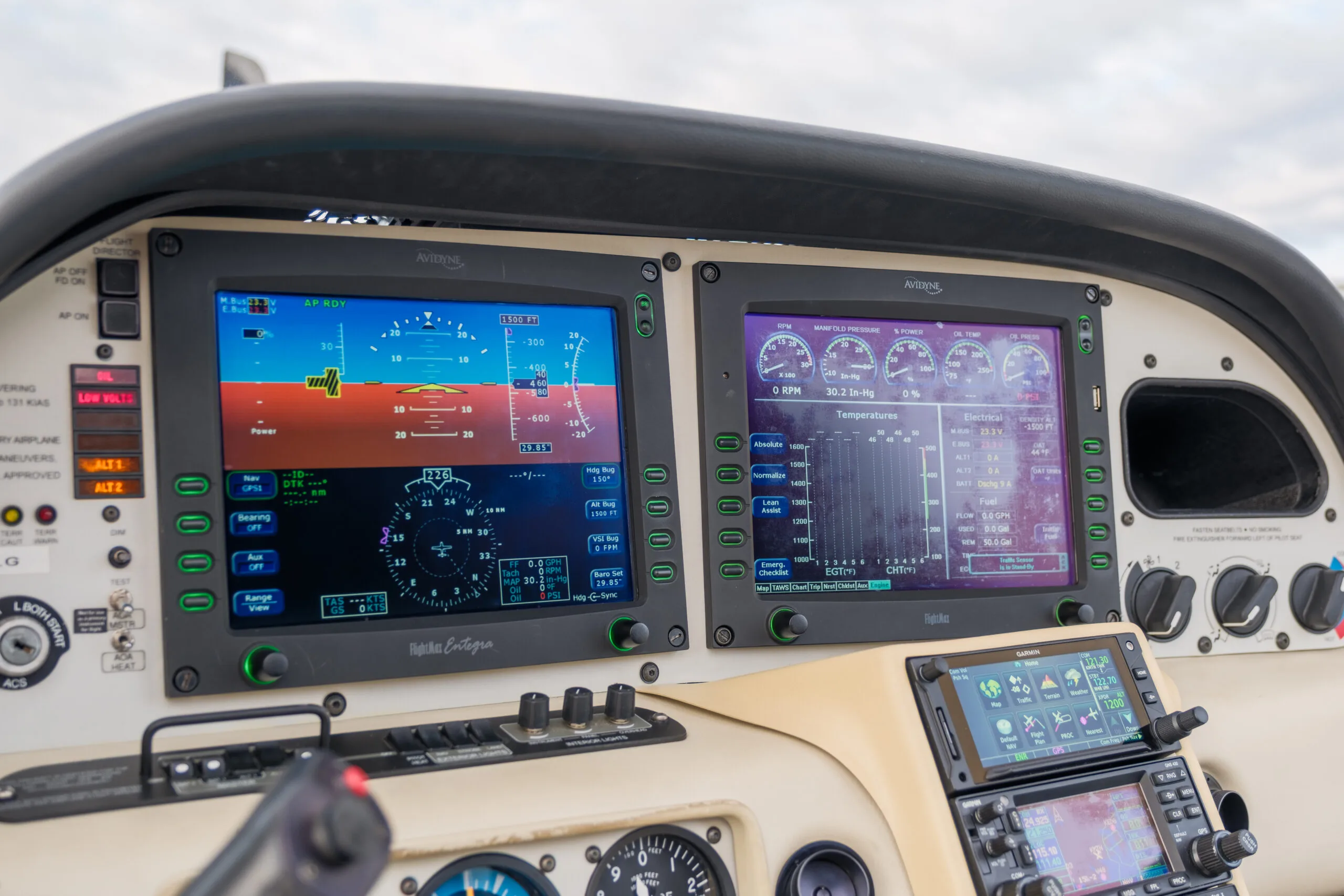 Avionics suite of a Cirrus sr20 1780 n228lg.