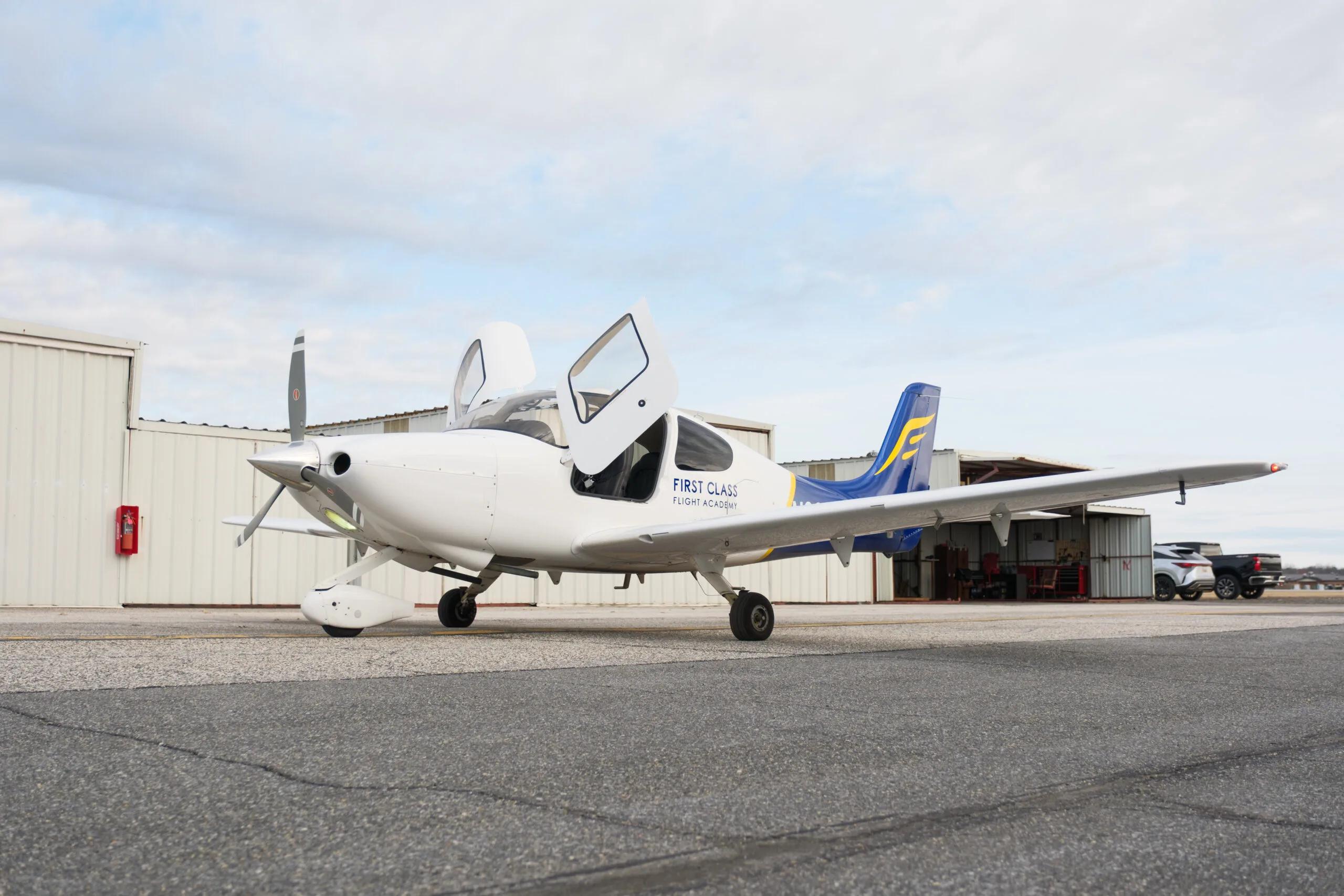 Exterior view of a Cirrus sr20 1780 n228lg, N228LG.