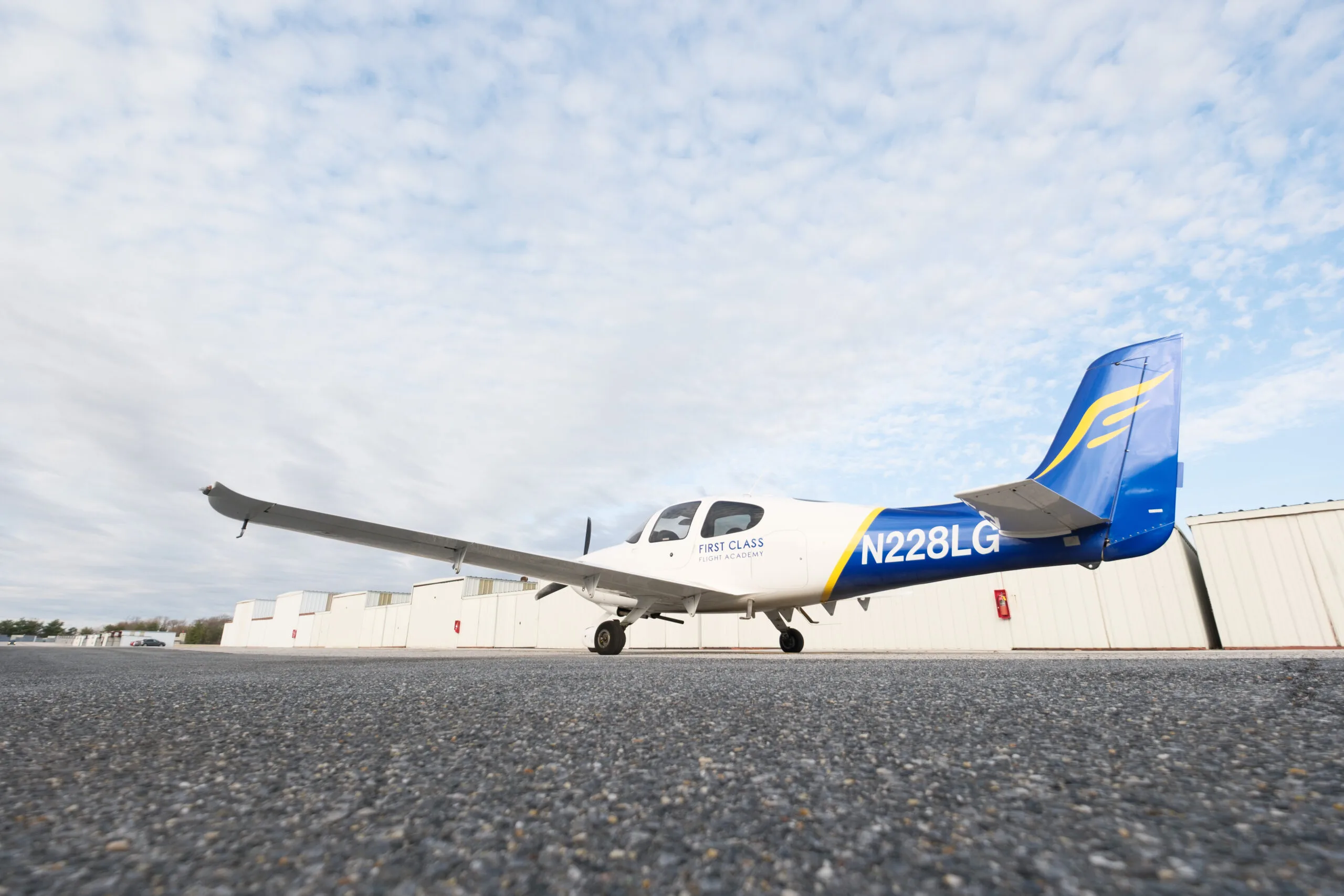Exterior view of a Cirrus sr20 1780 n228lg, N228LG.