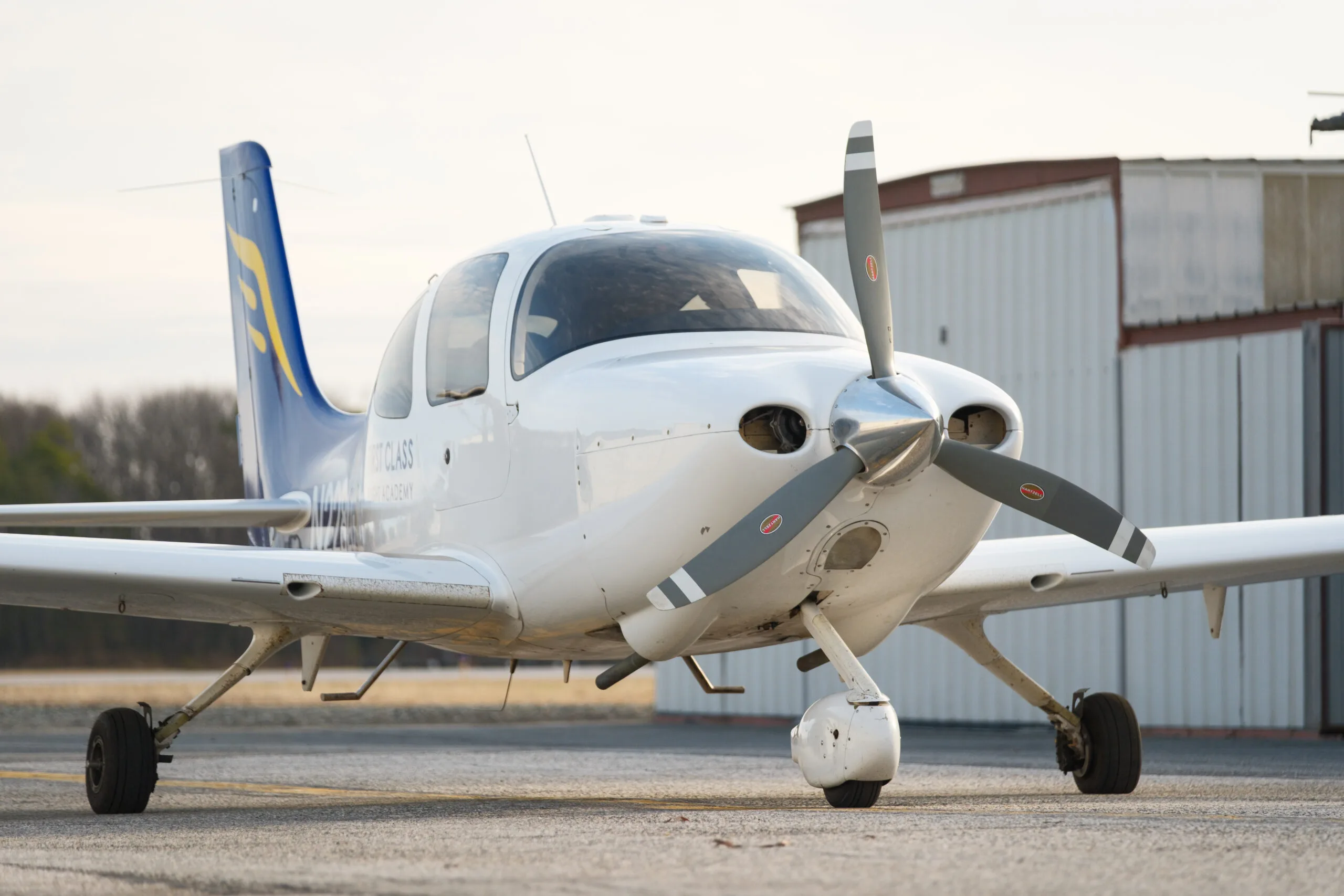 Exterior view of a Cirrus sr20 1780 n228lg, N228LG.