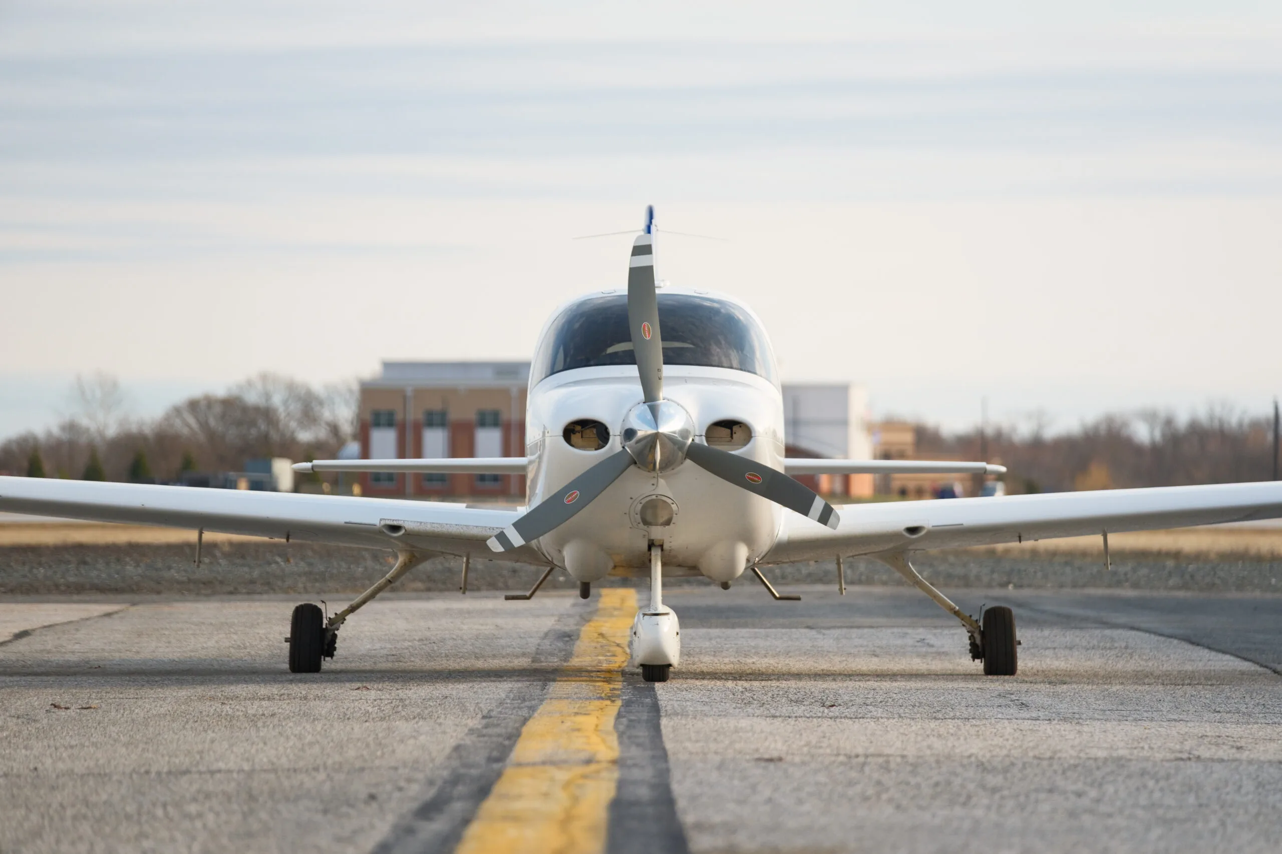 Exterior view of a Cirrus sr20 1780 n228lg, N228LG.