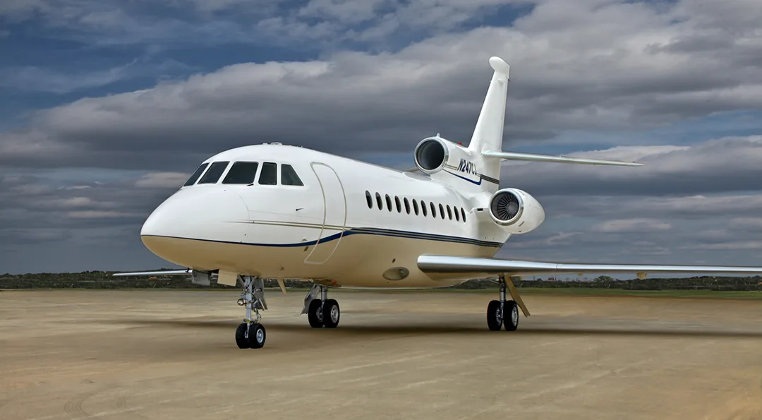 Cockpit and instrument panel of a 1993 Dassault FALCON 900B.