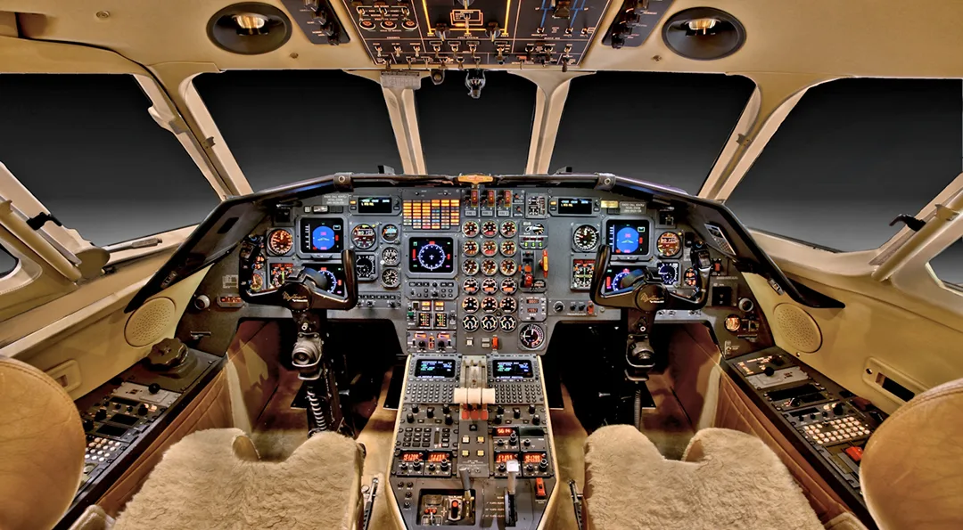 Cockpit and instrument panel of a 1993 Dassault FALCON 900B.
