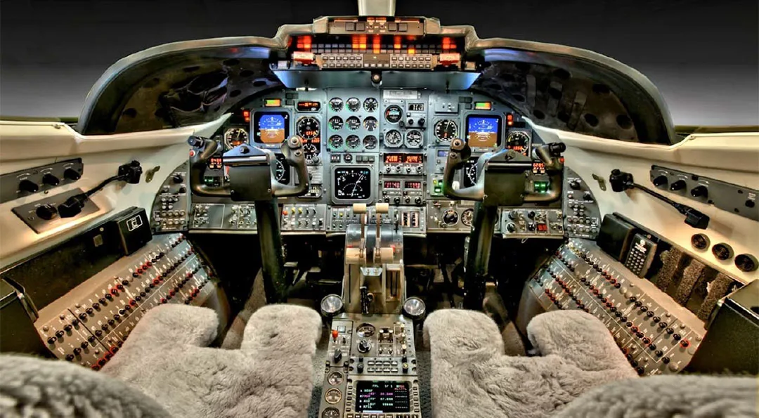 Cockpit and instrument panel of a 1995 Bombardier LEARJET 31A.