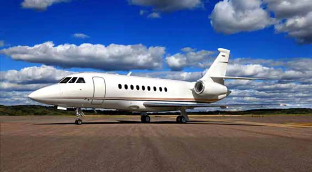 Exterior view of a 1996 Dassault FALCON 2000.