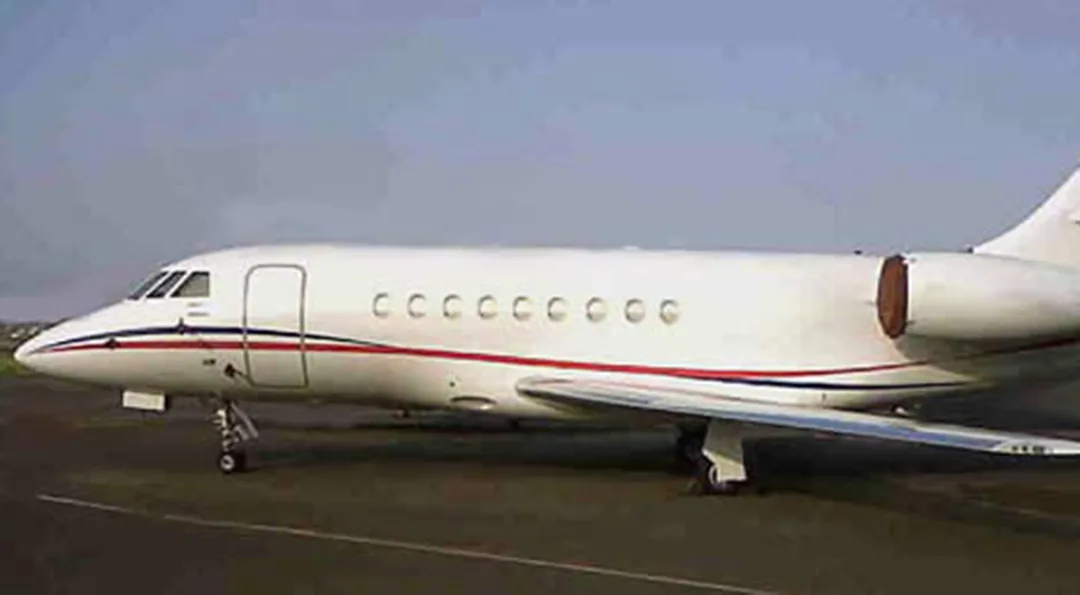 Exterior view of a 1998 Dassault FALCON 2000.