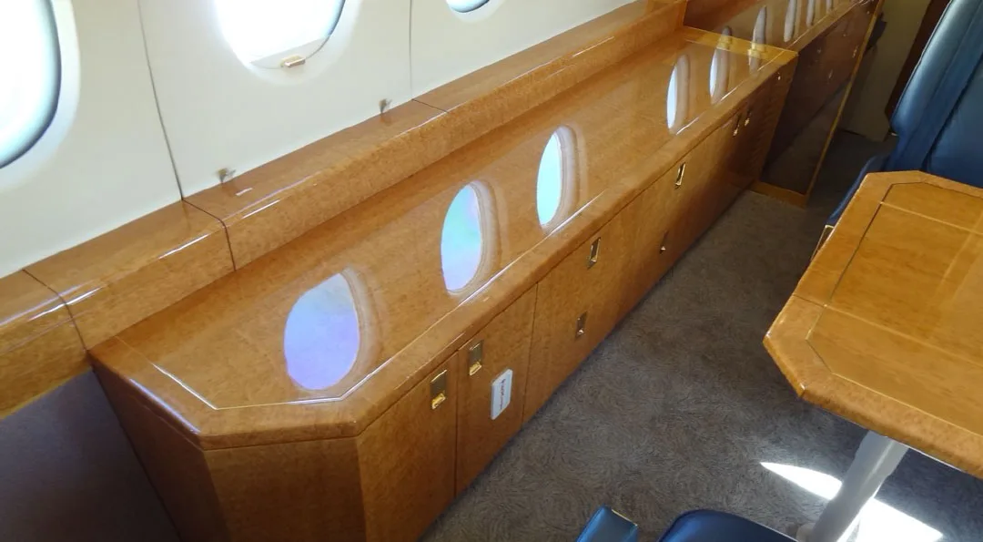 Cabin interior of a 1999 Dassault FALCON 2000.
