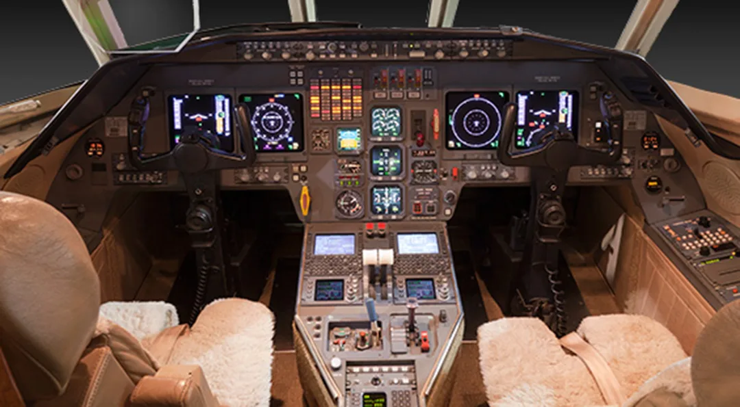 Cockpit and instrument panel of a 2000 Dassault FALCON 2000.