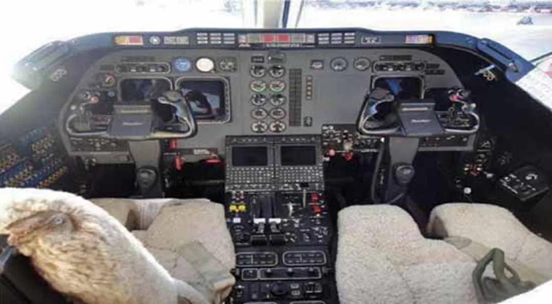 Cockpit and instrument panel of a 2006 Hawker BEECHCRAFT 400XP.
