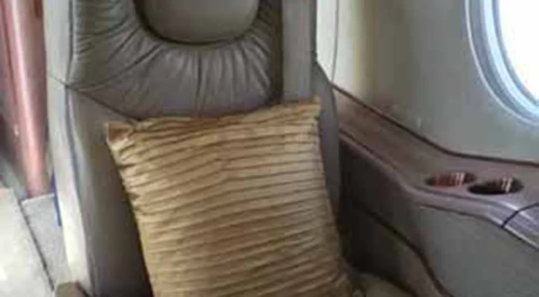Cabin interior of a 2006 Hawker BEECHCRAFT 400XP.