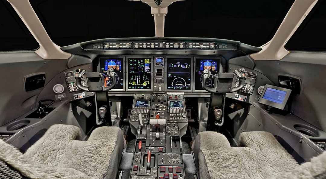 Cockpit and instrument panel of a 2007 Bombardier CHALLENGER 300.