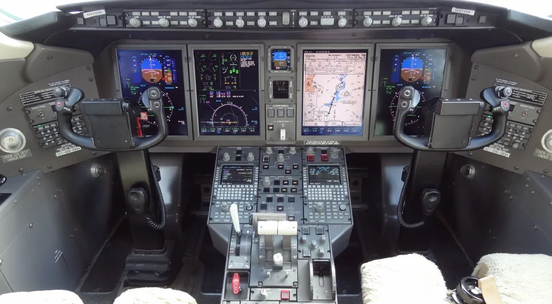 Cockpit and instrument panel of a 2007 Bombardier CHALLENGER 300.