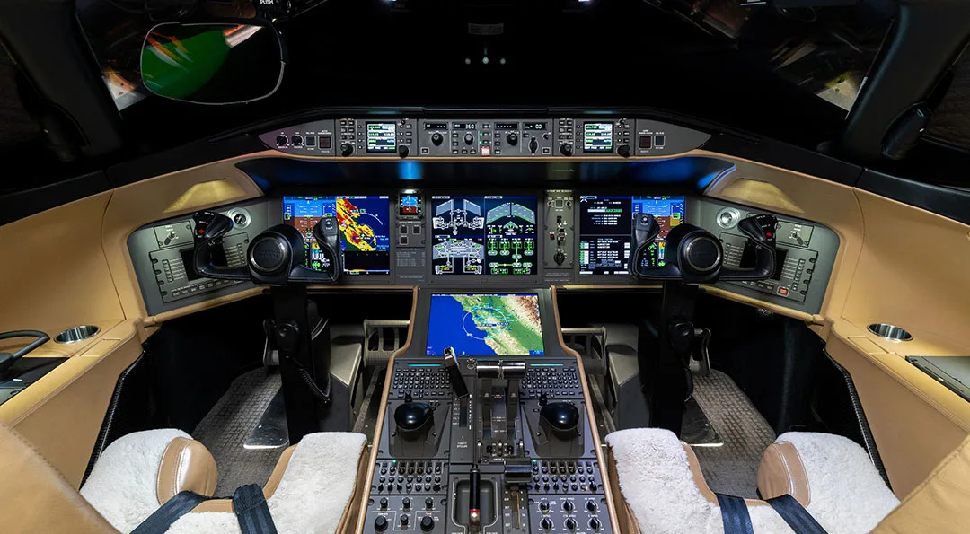 Cockpit and instrument panel of a 2015 Bombardier GLOBAL 5000.