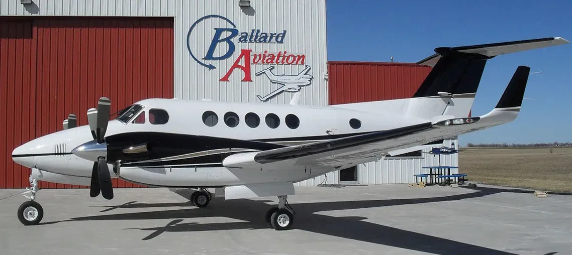 Exterior view of a 1998 Beechcraft King Air B200 Blackhawk -61’s Garmin G1000 Raisbeck.