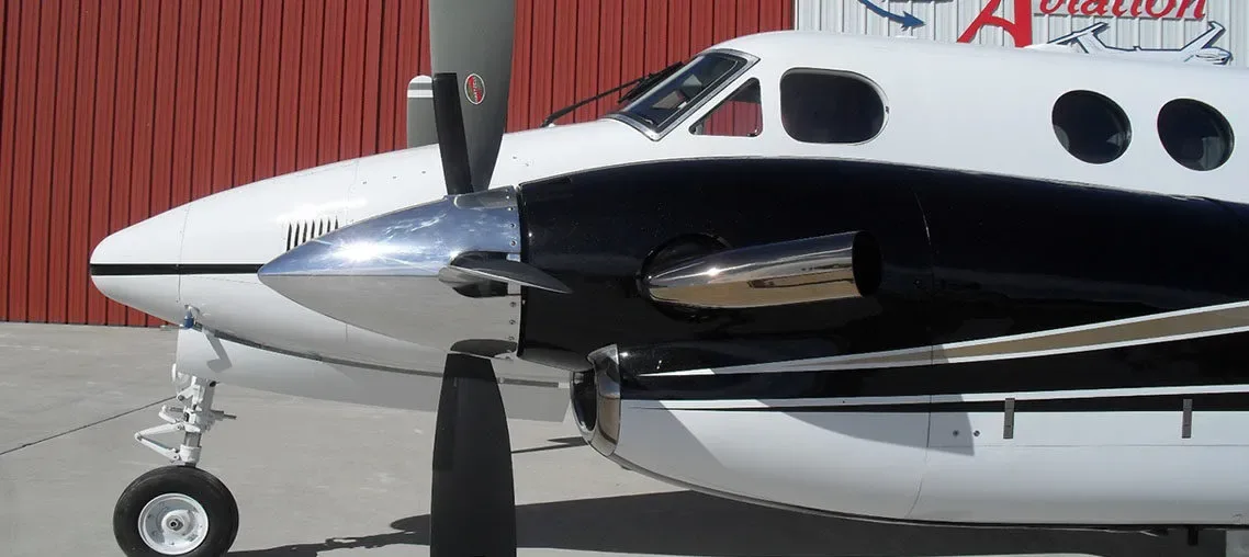 Exterior view of a 1998 Beechcraft King Air B200 Blackhawk -61’s Garmin G1000 Raisbeck.