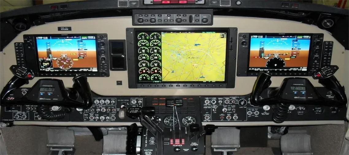 Avionics suite of a 2003 Beechcraft KING AIR 350.