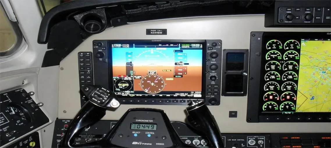 Cockpit and instrument panel of a 2003 Beechcraft KING AIR 350.