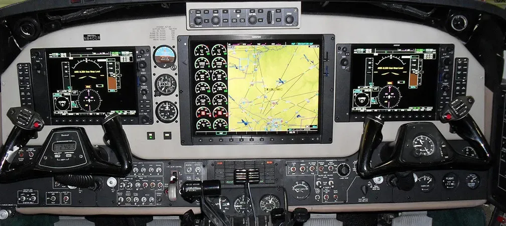 Cockpit and instrument panel of a 2003 Beechcraft KING AIR B200.