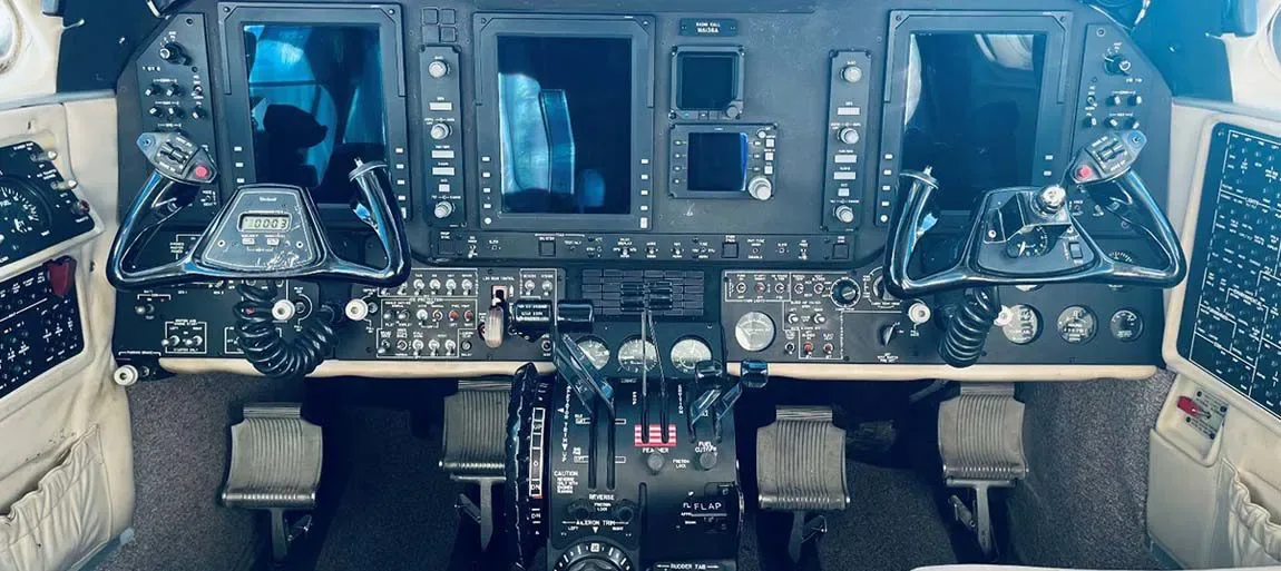 Cockpit and instrument panel of a 2005 Beechcraft King Air B200 -42’s Garmin G1000 NXI Raisbeck.